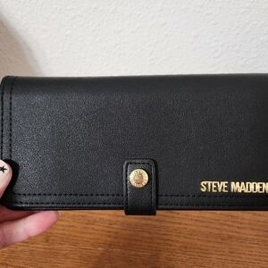 Steve Madden Black Bilfold Wallet. Leather with Gold Hardware. Never been worn.